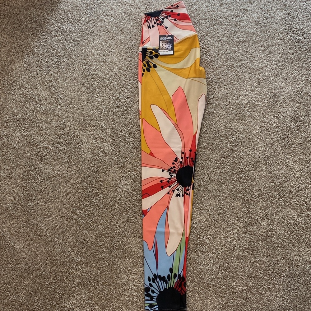 Onzie Flow Yoga Flower Child Graphic high waisted leggings. BNWT - Picture 4 of 8